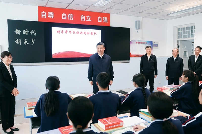 2024年6月18日至19日，中共中央總書(shū)記、國(guó)家主席、中央軍委主席習(xí)近平在青?？疾臁＿@是18日下午，習(xí)近平在果洛西寧民族中學(xué)高一（1）班觀摩“新時(shí)代、新家鄉(xiāng)”主題思政課。 新華社記者 鞠鵬/攝