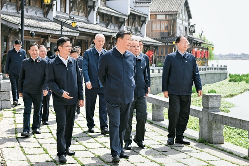 2024年3月18日至21日，中共中央總書(shū)記、國(guó)家主席、中央軍委主席習(xí)近平在湖南考察。這是19日上午，習(xí)近平在常德河街考察。 新華社記者 謝環(huán)馳/攝