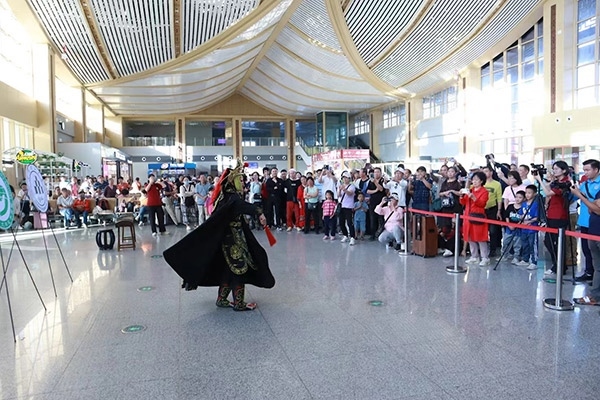 演員在中老鐵路瑯勃拉邦車站表演節(jié)目。蓬屏攝