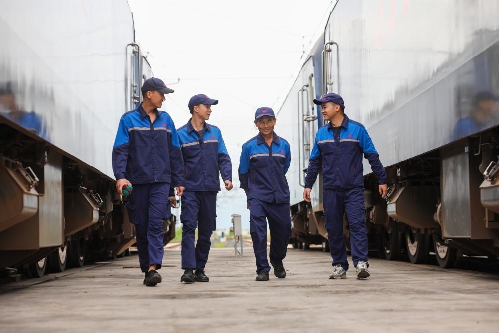 2024年9月9日，來自中國、老撾的師徒4人在中老鐵路萬象運(yùn)營管理中心的機(jī)車檢修庫內(nèi)。新華社發(fā)（楊永全攝）