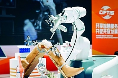 2024年中國國際服務(wù)貿(mào)易交易會上展出的人工智能骨科手術(shù)機器人。新華社發(fā)