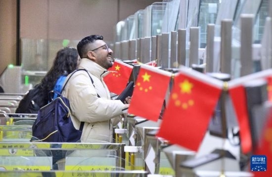 1月2日，國(guó)外旅客通過(guò)大興機(jī)場(chǎng)邊檢站入境。新華社記者 李欣 攝