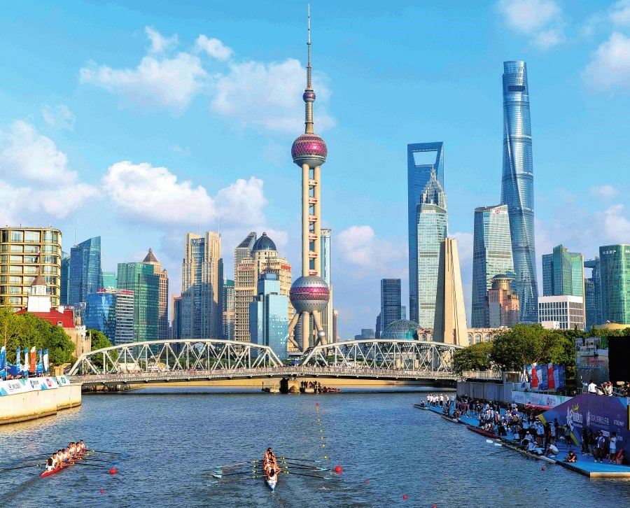 在蘇州河水域拍攝的 2024 上海賽艇公開賽（2024 年 9 月 28 日攝）王翔攝 / 本刊