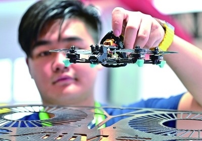 在首屆晉江科技成果轉(zhuǎn)化對接洽談會智能裝備展位，工作人員在展示無人機研究成果。新華社發(fā)