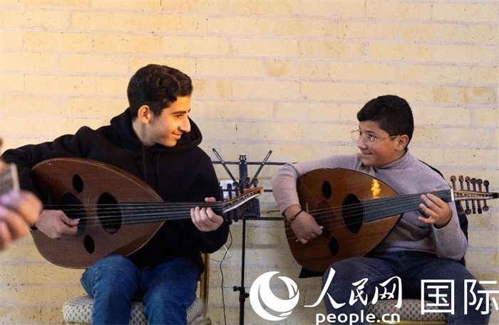 兩名年輕的烏德琴學(xué)員。人民網(wǎng) 伊納斯·易卜拉欣攝