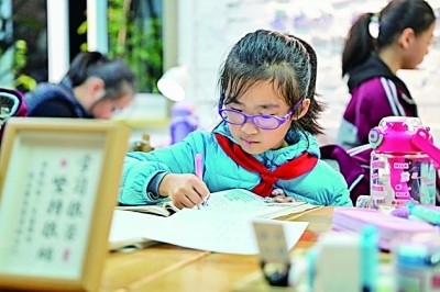 在河南洛陽市澗西區(qū)長安路街道長安路二社區(qū)共享自習(xí)室內(nèi)，孩子們在學(xué)習(xí)。李衛(wèi)超攝/光明圖片