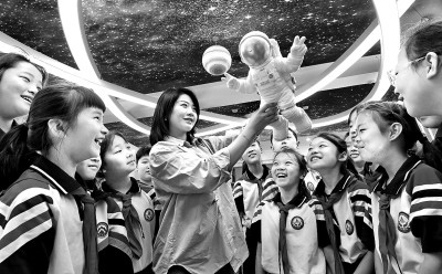 河北省邯鄲市邯山區(qū)實(shí)驗(yàn)小學(xué)老師向?qū)W生們介紹航空航天知識(shí)。郝群英攝/光明圖片