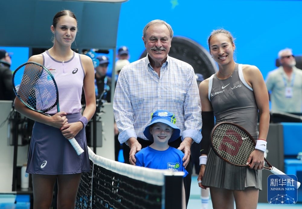 ↑鄭欽文（右）、托多尼（左）在比賽前與澳大利亞網(wǎng)球名將約翰·紐康姆合影。新華社記者 馬平 攝