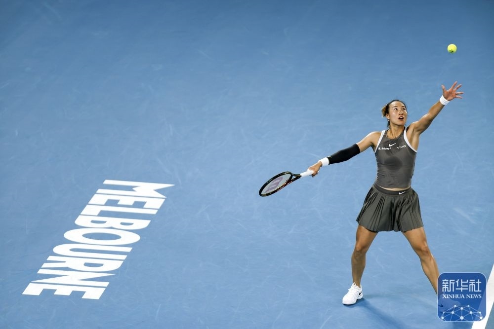 ↑鄭欽文在比賽中發(fā)球。新華社記者 馬平 攝