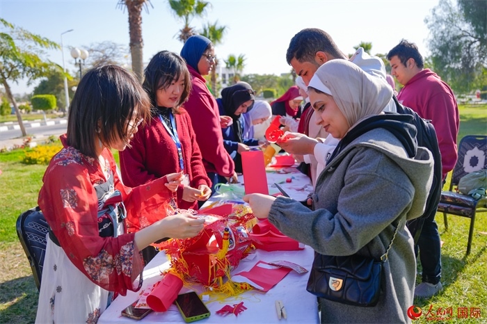 學生們踴躍參與中國文化體驗活動。人民網(wǎng) 塔里克·易卜拉欣攝