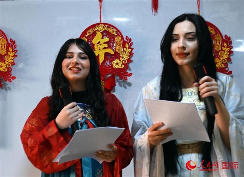 活動由中文系學(xué)生主持。人民網(wǎng)伊納斯·易卜拉欣攝