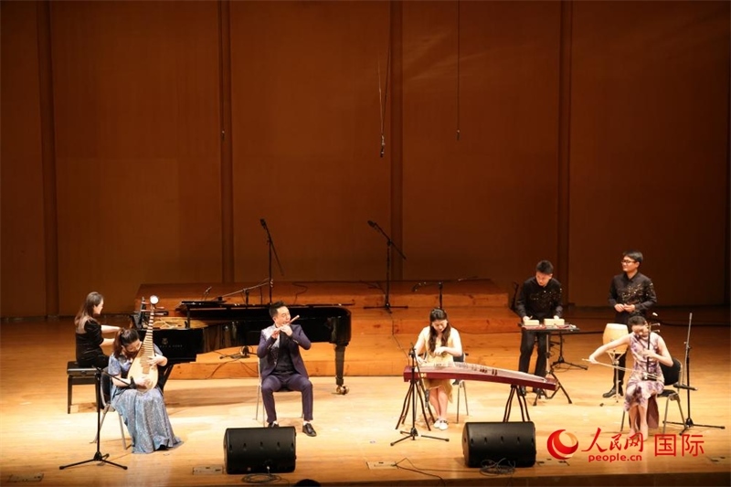 來自云南藝術(shù)學(xué)院的音樂家在演奏《金蛇狂舞》。人民網(wǎng)記者 楊一攝