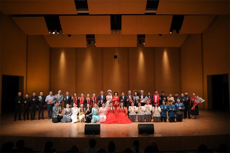 音樂會嘉賓與表演者集體合影?；顒又鬓k方供圖