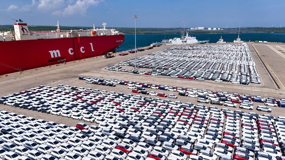 這是2024年3月28日拍攝的斯里蘭卡漢班托塔港（無(wú)人機(jī)照片）。新華社記者徐欽攝