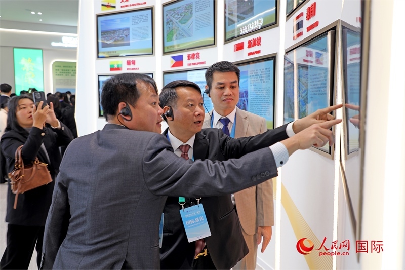 越南參會代表在南寧國際會展中心參觀。人民網(wǎng)記者 趙益普攝