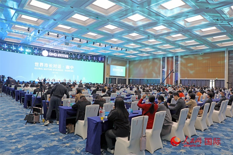 這是1月16日在南寧國際會展中心拍攝的“世界市長對話·南寧”活動現(xiàn)場。人民網(wǎng)記者 趙益普攝