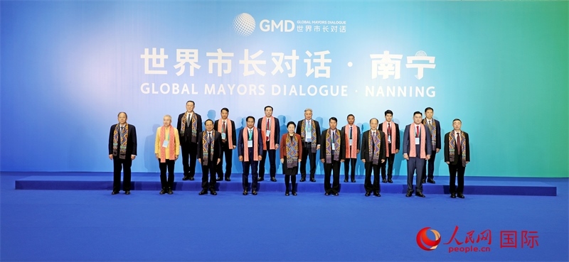 在南寧國際會展中心金桂花廳外，參加活動的中國和東盟國家市長合影留念。人民網(wǎng)記者 趙益普攝