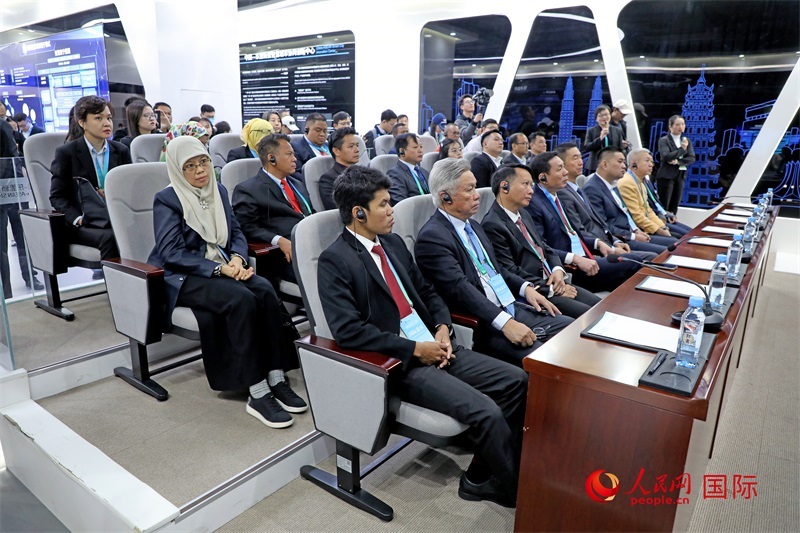 參加活動的東盟國家市長在中國—東盟新型智慧城市協(xié)同創(chuàng)新中心參觀調(diào)研。人民網(wǎng)記者 趙益普攝