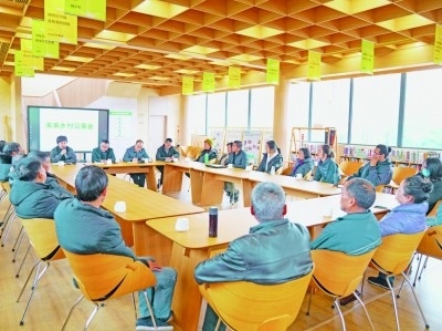 各種形式的民主協(xié)商議事會在余杭區(qū)落地生花。圖為黃湖鎮(zhèn)就共富工坊工作召開未來鄉(xiāng)村議事會。資料圖片