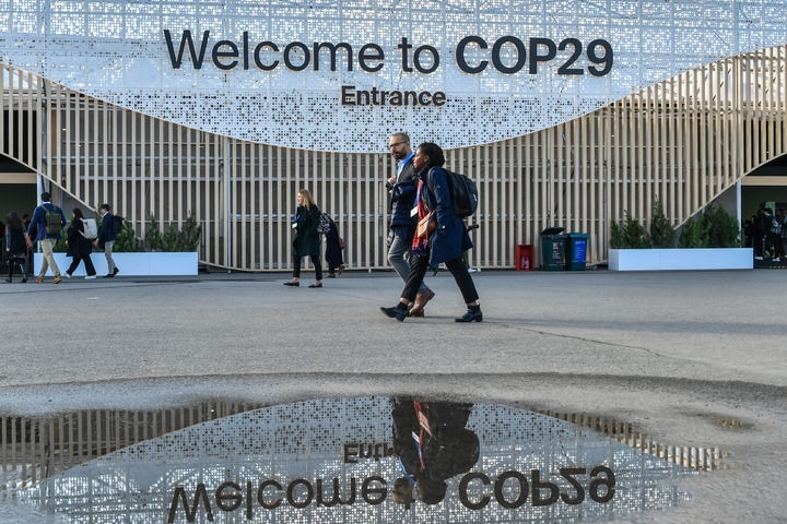 2024年11月15日，在阿塞拜疆首都巴庫，人們經(jīng)過聯(lián)合國氣候變化巴庫大會的會場。新華社記者 曹陽 攝