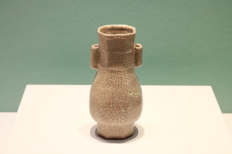 圖為故宮博物院藏宋代哥窯米黃釉貫耳瓶。