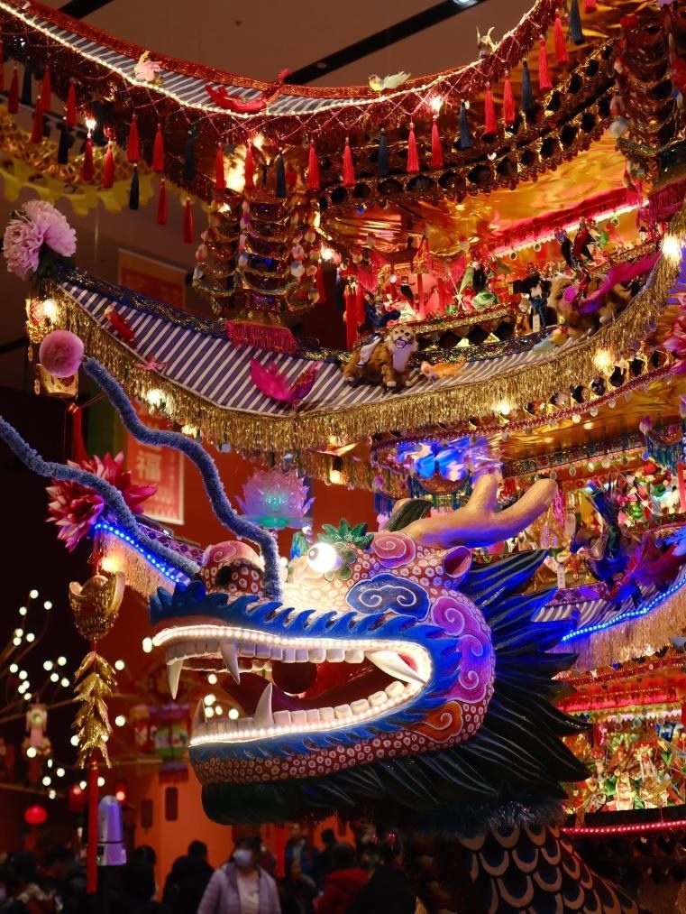 圖為“過年——春節(jié)主題展”中展出的浙江樂清首飾龍燈彩。
