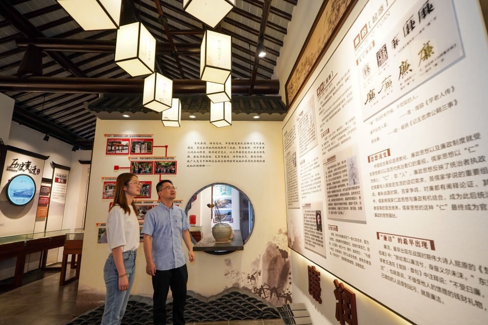 參觀者在蘇州市吳江區(qū)平望鎮(zhèn)廉潔教育基地鶯湖廉園內參觀（2024年7月4日攝）。新華社記者 李博 攝