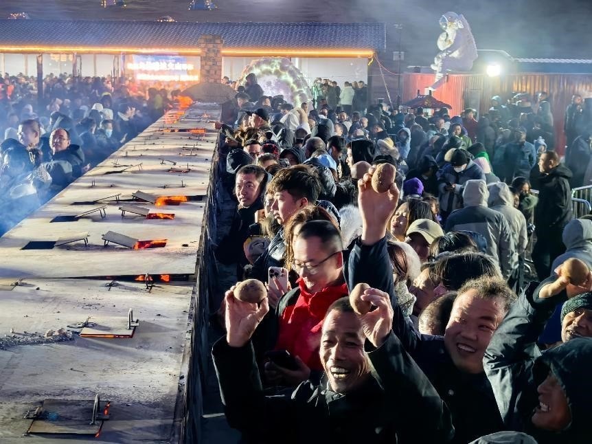 烏蘭哈達火山腳下“千人烤土豆”。人民網(wǎng)記者 苗陽攝