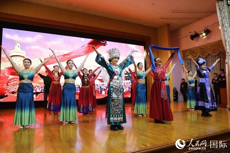 留俄學(xué)生進(jìn)行民族舞表演。人民網(wǎng)記者 隋鑫攝