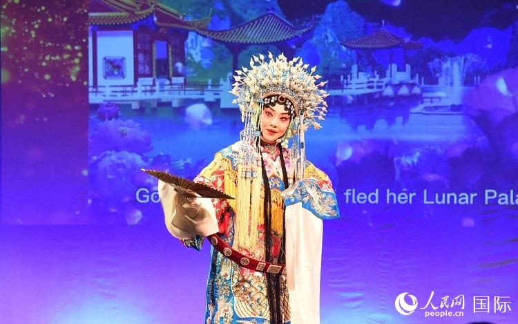 京劇經(jīng)典選段《貴妃醉酒》。人民網(wǎng)記者 殷淼攝