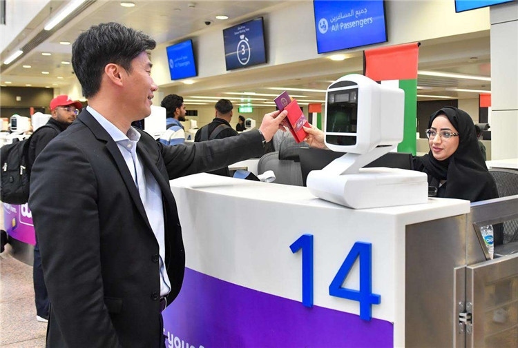 1月22日，迪拜免稅店聯(lián)合迪拜移民局向入境中國旅客贈送新年賀禮。迪拜移民局供圖