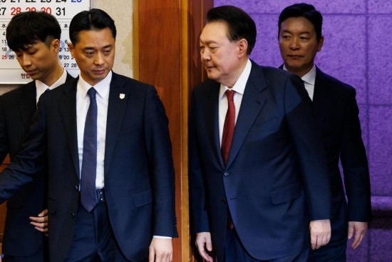  1月23日，尹錫悅（右二）在韓國首爾憲法法院出席總統(tǒng)彈劾案庭審。新華社發(fā)（Pool圖片，曹城凖攝）