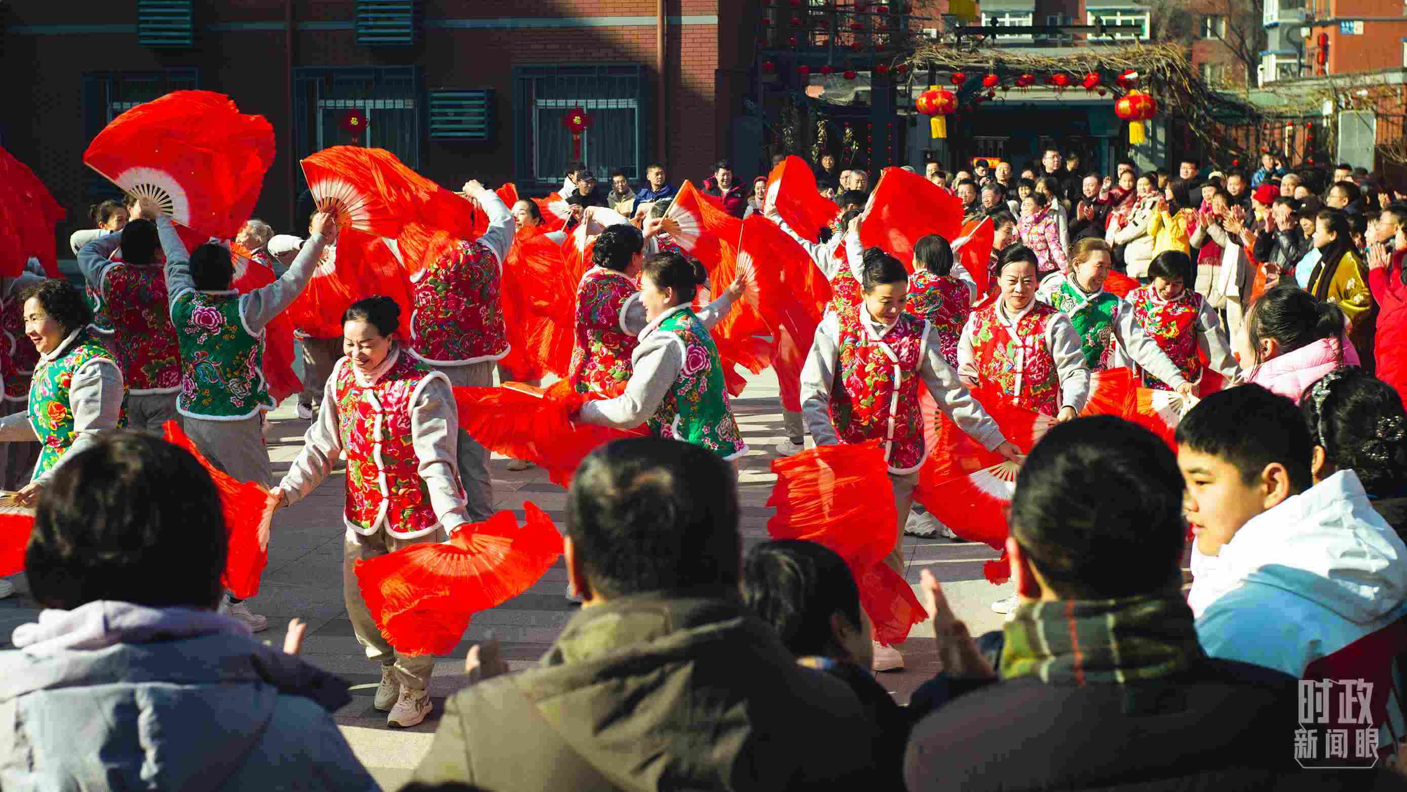 長安小區(qū)文化廣場上，居民們扭起歡快的秧歌。（總臺央視記者彭漢明拍攝）