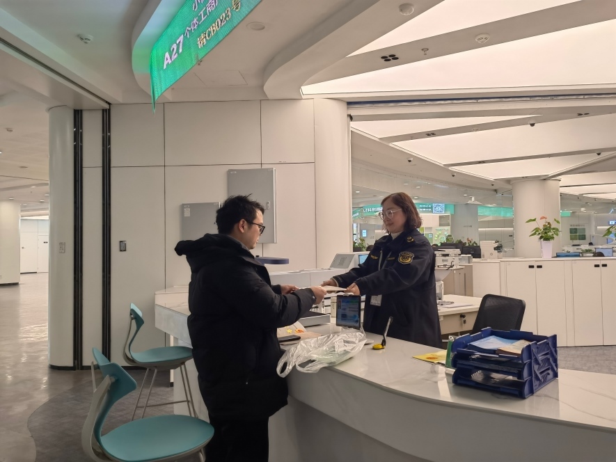 企業(yè)在出證窗口“一站式”領(lǐng)取變更后的營業(yè)執(zhí)照。圖片來源：浙江衢州市市場監(jiān)督管理局