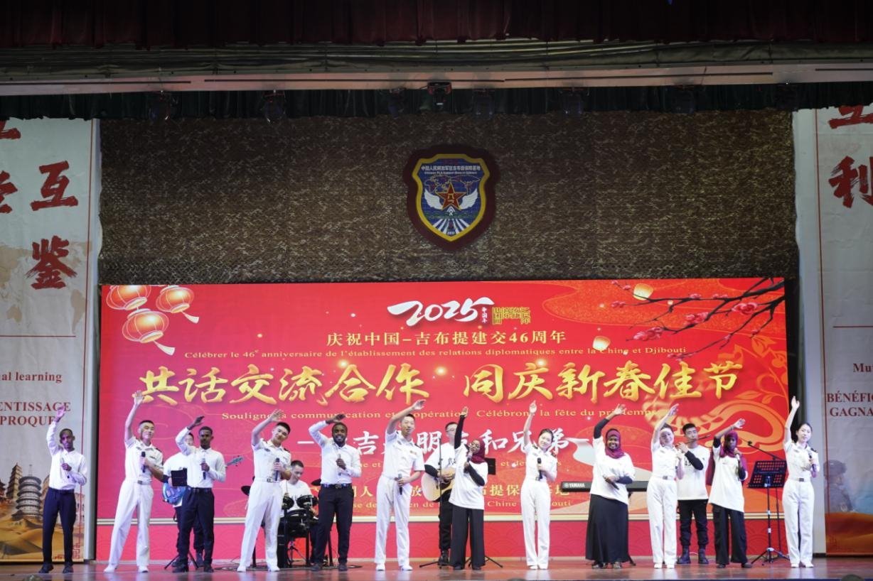 中吉兩國(guó)嘉賓合唱《友誼地久天長(zhǎng)》。主辦方供圖