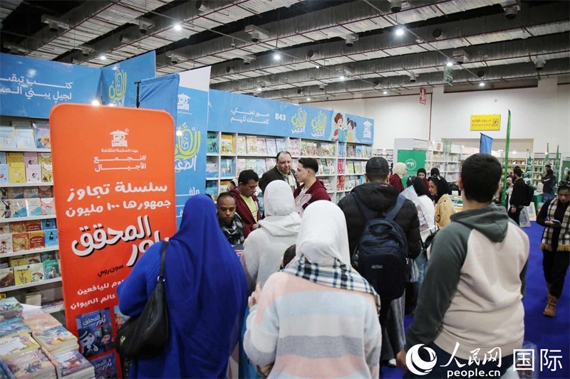 觀眾參觀書展展臺(tái)。人民網(wǎng)記者 黃培昭攝