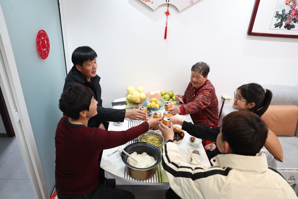 2025年1月22日，遼寧省葫蘆島市綏中縣祝家溝村村民朱西存一家在新房里。新華社記者姚劍鋒 攝