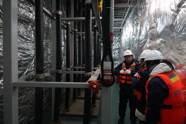 運(yùn)維人員在風(fēng)電場(chǎng)海上升壓站上進(jìn)行巡視檢查。受訪者供圖