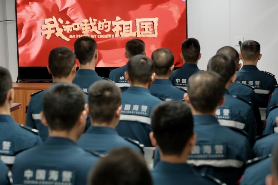 1月25日，中國海警海鷗艦組織艦上執(zhí)法員觀看紅色電影。