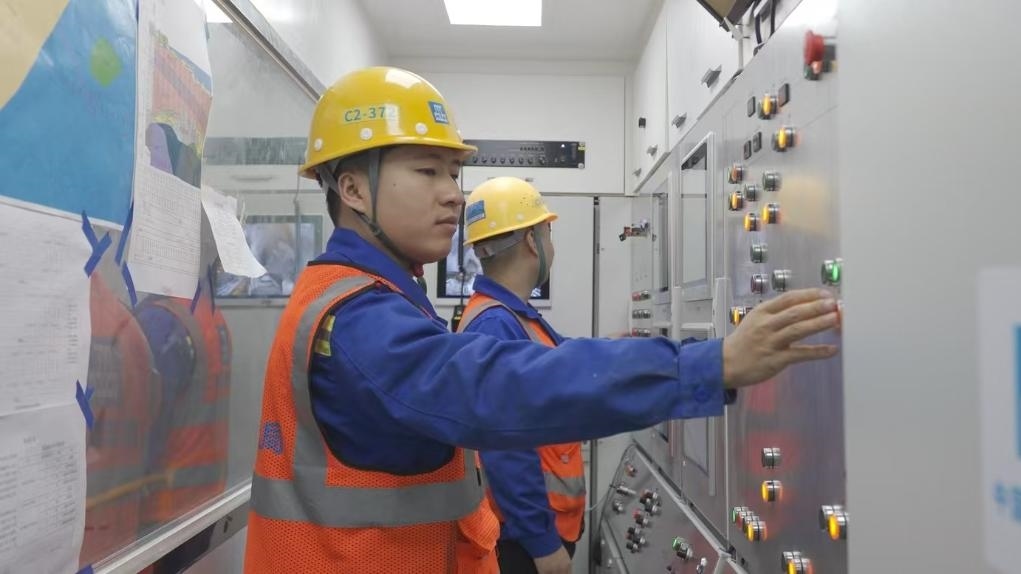 盾構司機何曉波在駕駛室內調試盾構機參數(shù)。（劉芬攝）