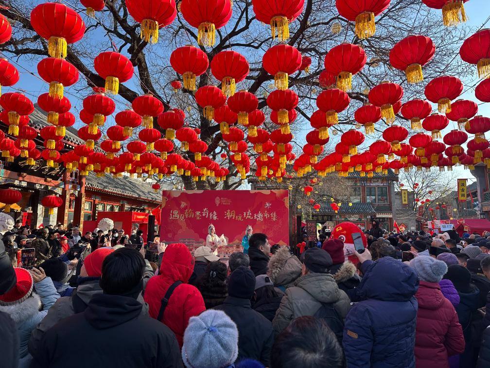 1月29日，市民游客在北京廠甸廟會感受濃濃年味。新華社記者 楊淑君 攝