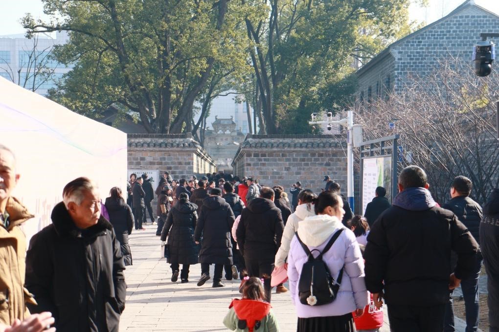 1月29日，游客在安徽省桐城市的六尺巷游覽。新華社記者 許諾 攝