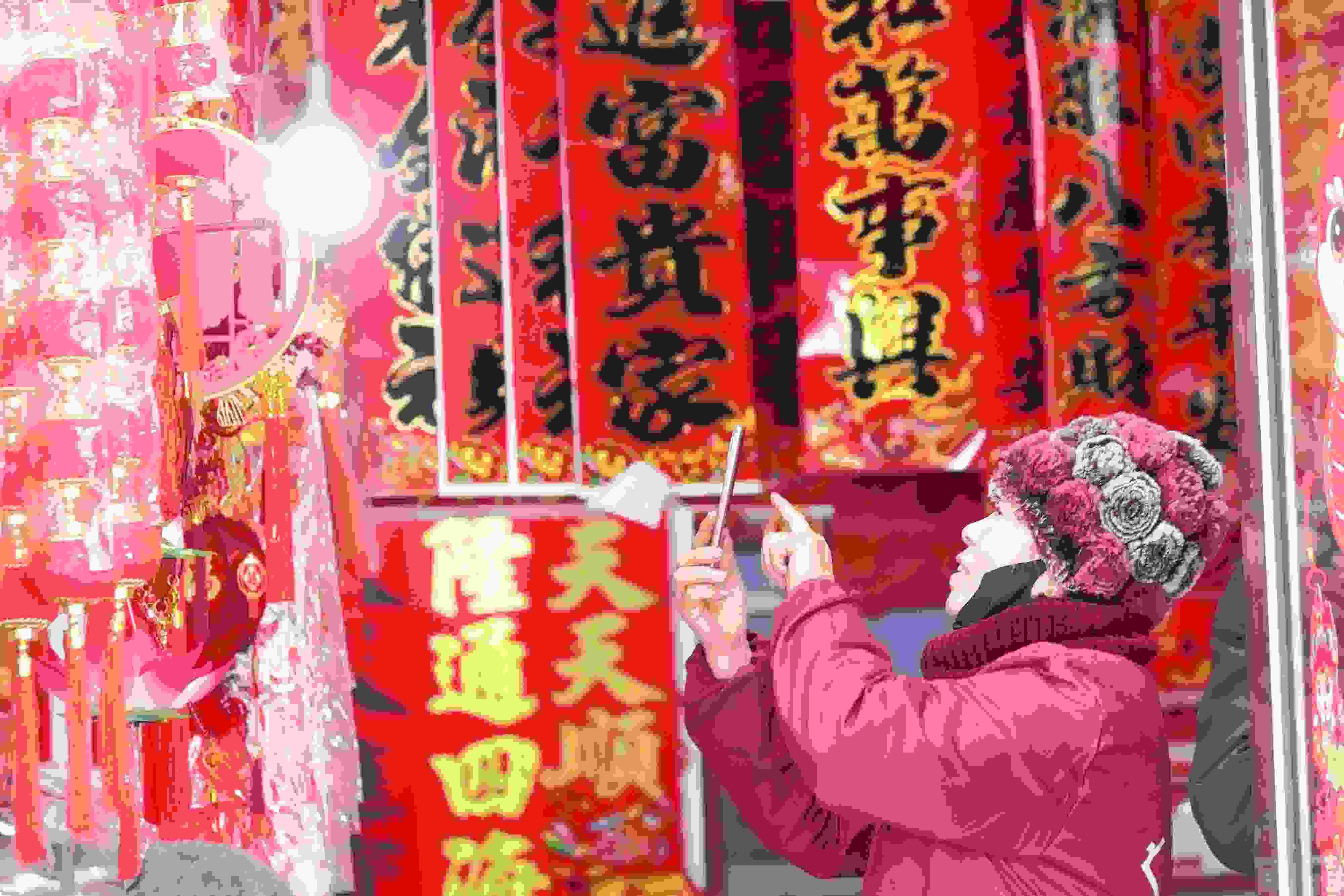 2025年1月5日，在山東省高密市夏莊鎮(zhèn)東李家村，商戶通過手機(jī)在網(wǎng)上推銷新春飾品。
