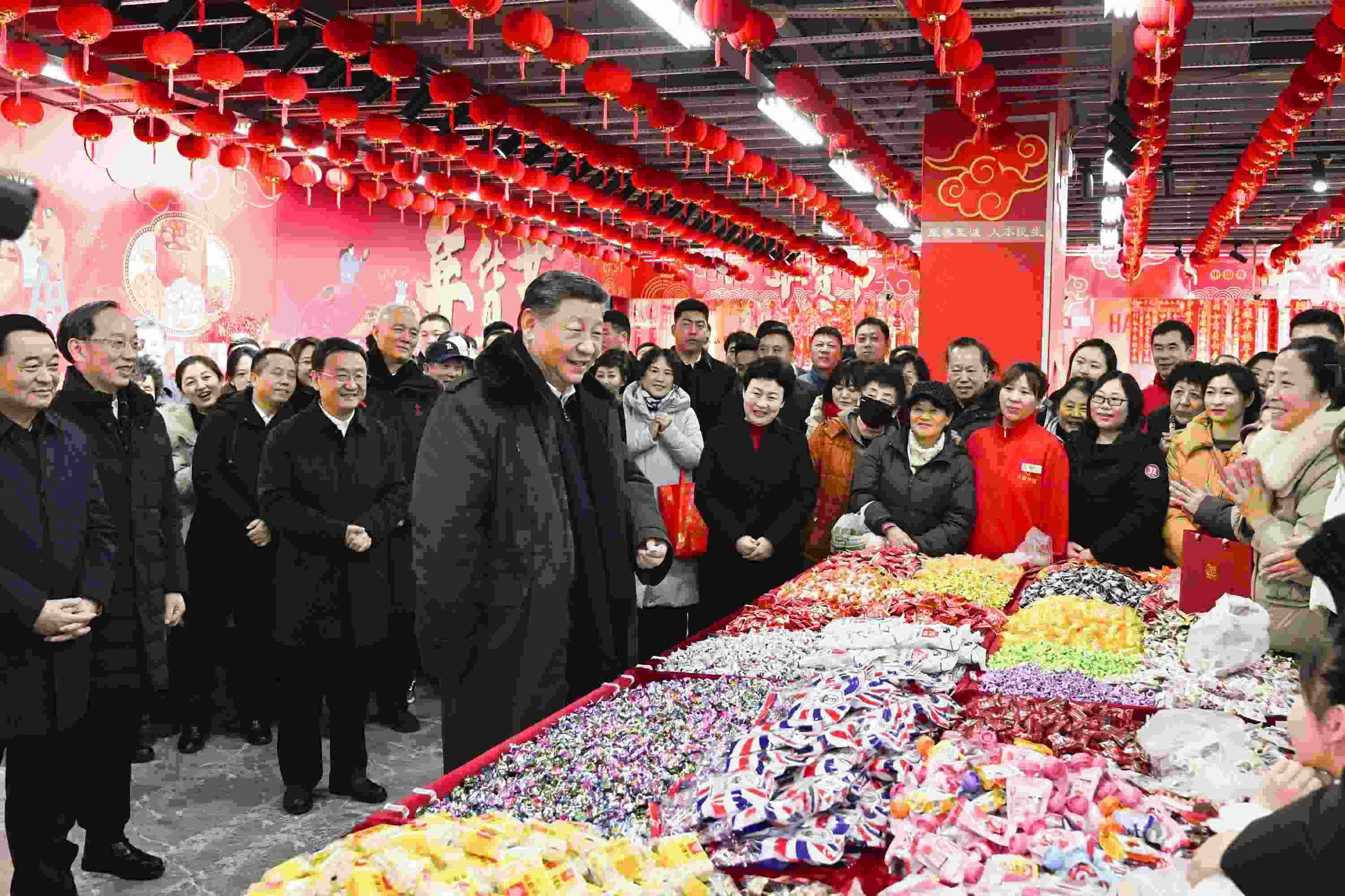 2025年1月23日，習(xí)近平總書記在遼寧沈陽(yáng)大東副食品商場(chǎng)考察時(shí)，同店主和顧客親切交流，向大家致以新春祝福。