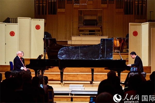 英國(guó)皇家音樂學(xué)院教授朱利安-雅格布森和旅英鋼琴家李勁峰演奏《黃河鋼琴協(xié)奏曲》。楊浩鵬攝