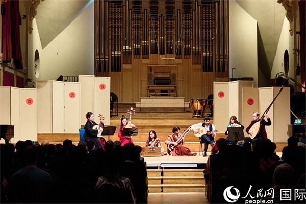 英國(guó)中樂團(tuán)和倫敦魯特琴樂團(tuán)演奏《絲綢之韻》。楊浩鵬攝