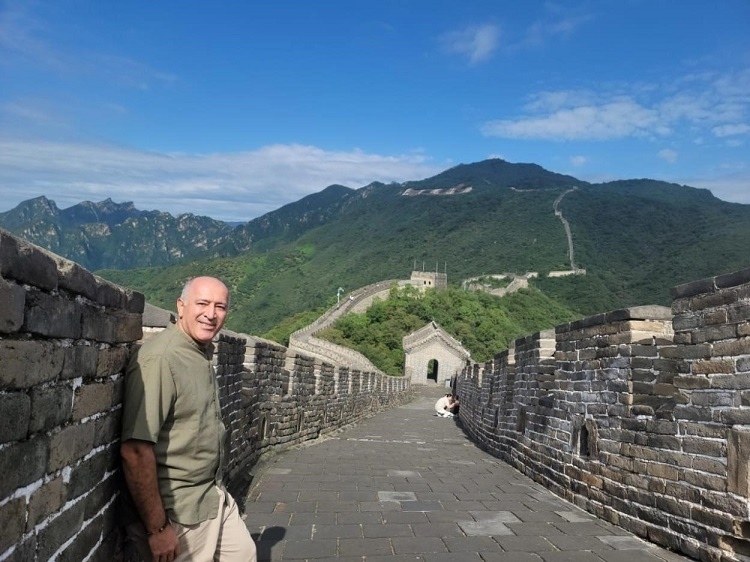 瓦里夫·庫邁哈在游覽長(zhǎng)城時(shí)留影。受訪者供圖