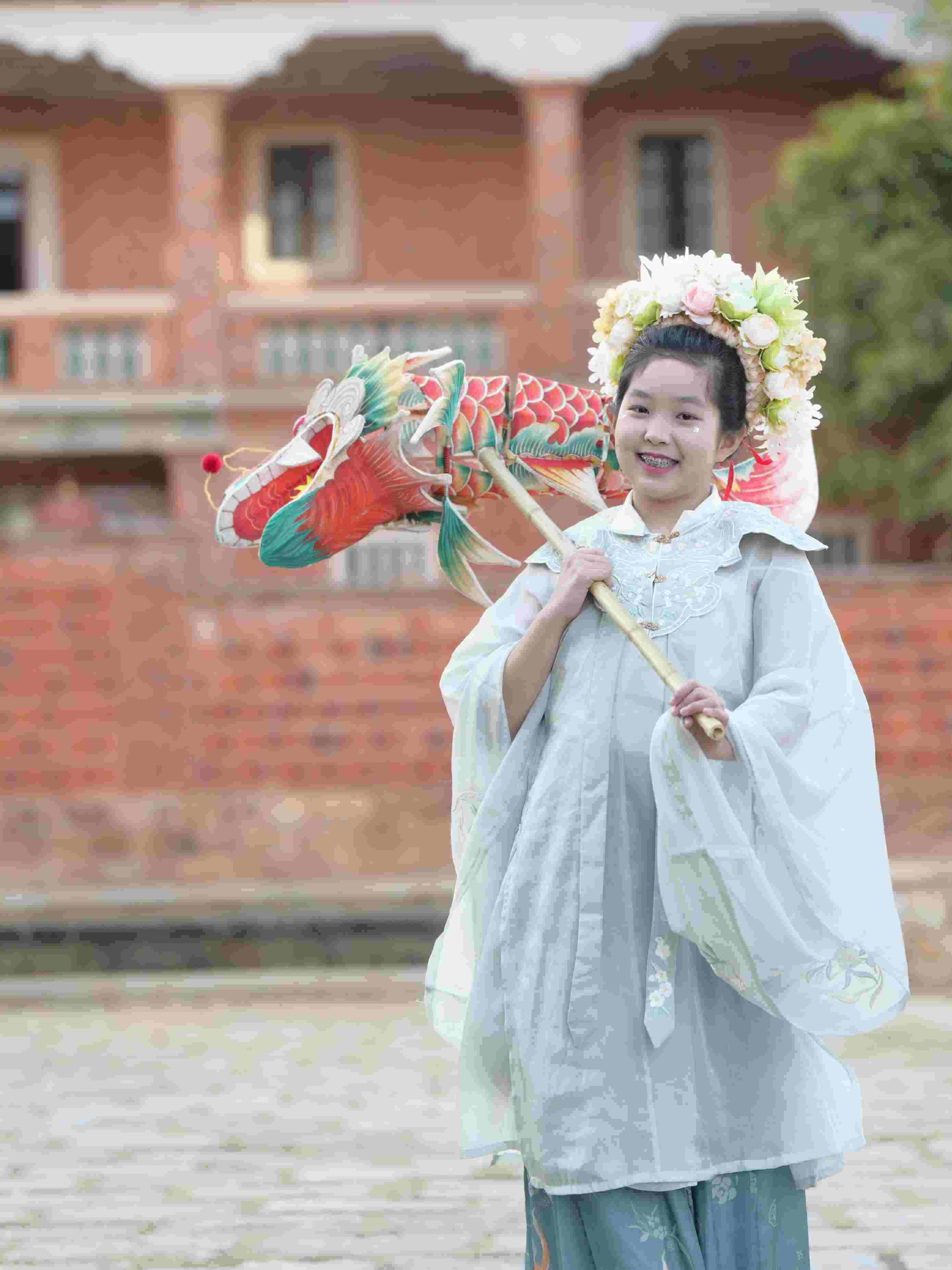 在泉州，沈女士為女兒拍下頭戴簪花的照片。受訪者供圖