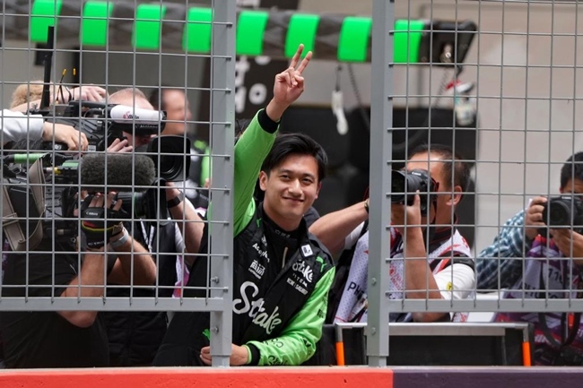 2024年4月19日，索伯車隊中國車手周冠宇（中）在練習(xí)賽前向觀眾致意。當(dāng)日，F(xiàn)1中國大獎賽在上海開賽。中國車手周冠宇主場首秀參賽。新華社記者 夏一方攝