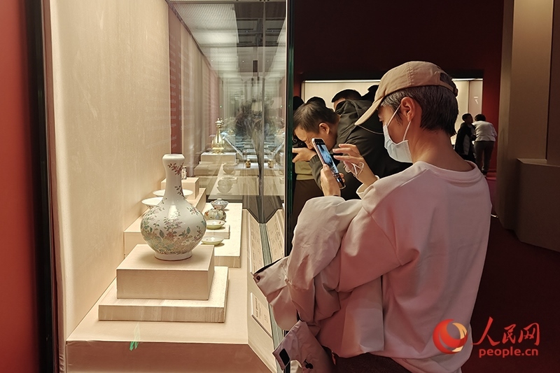 觀眾正在中國國家博物館參觀展覽。人民網(wǎng)記者 韋衍行攝
